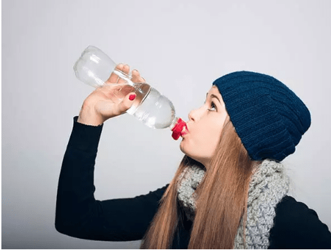 uống đủ nước chăm sóc da mùa đông